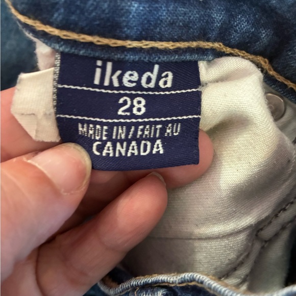 Stylish Blue Flare Jeans with Black Accents - Picture 12 of 14